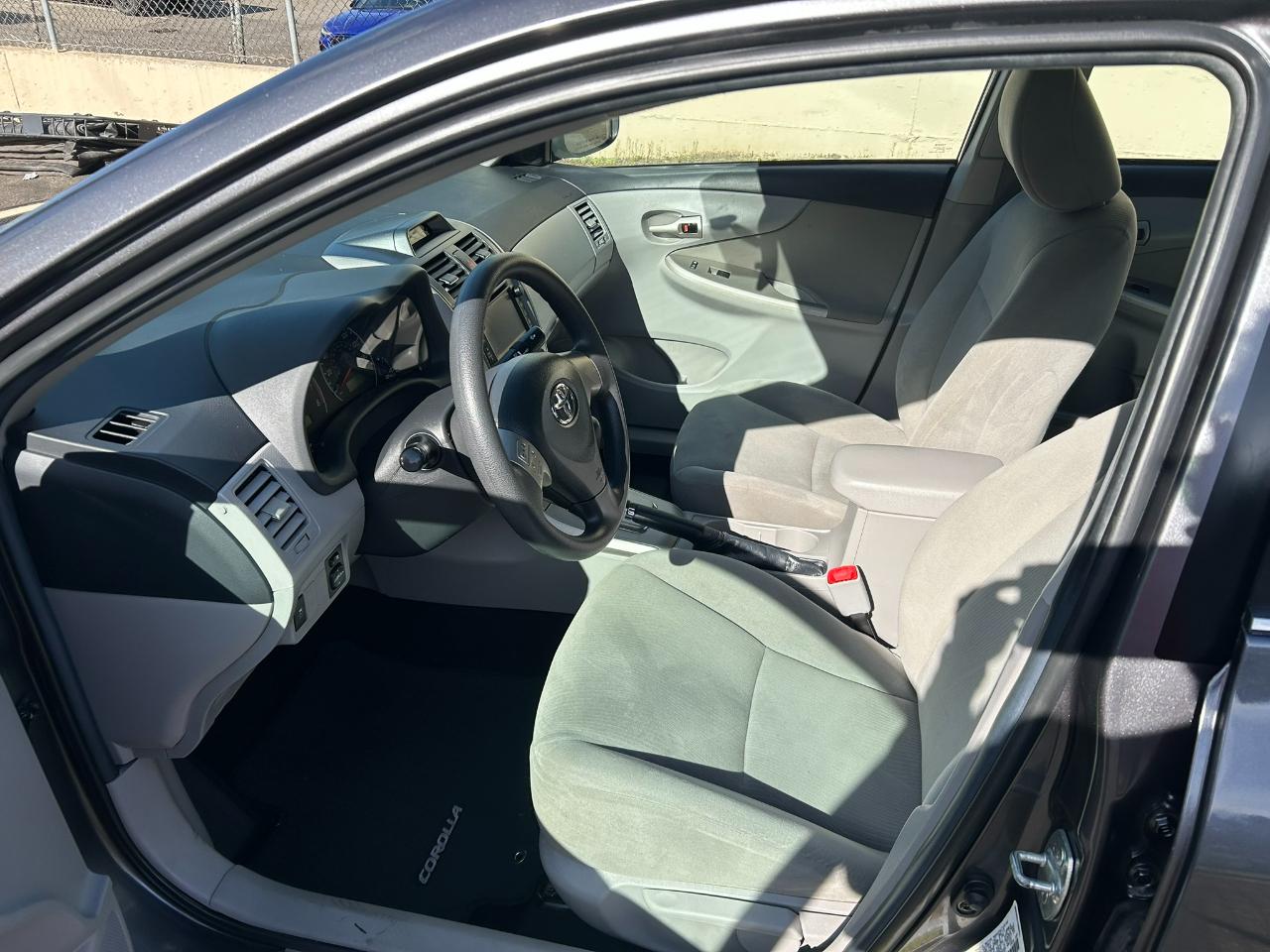 Toyota Corolla LE 4-Speed AT 2013