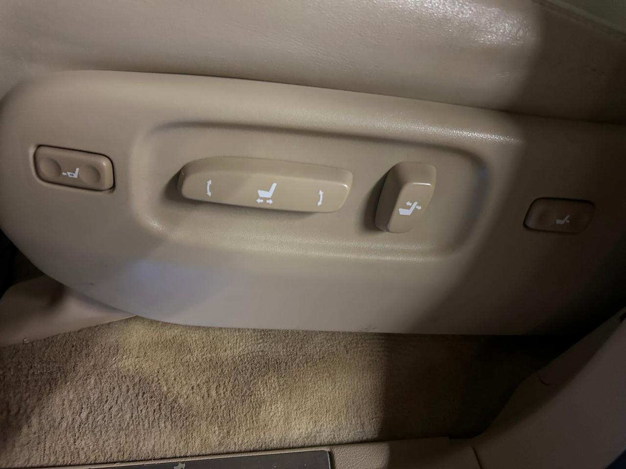 Lexus LX 570 Sport Utility 2011