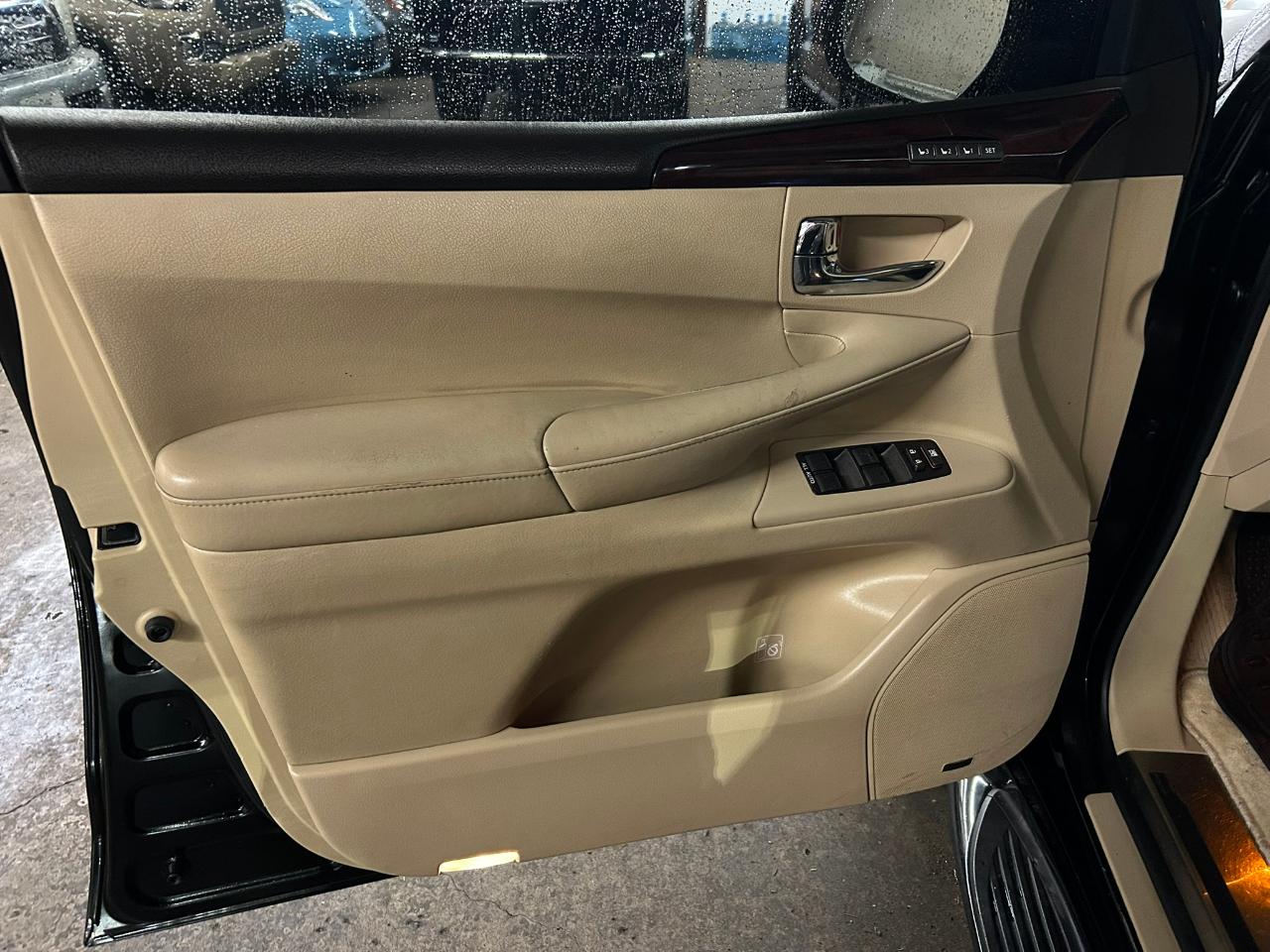 Lexus LX 570 Sport Utility 2011