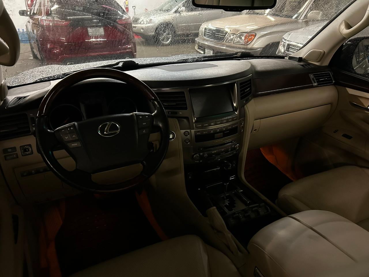 Lexus LX 570 Sport Utility 2011