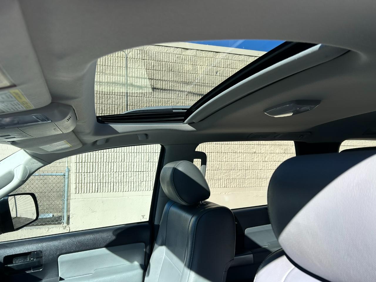 Toyota Sequoia SR5 5.7L 4WD 2018