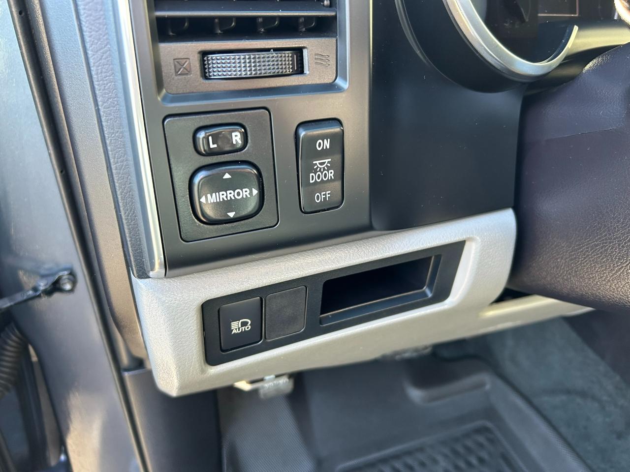 Toyota Sequoia SR5 5.7L 4WD 2018