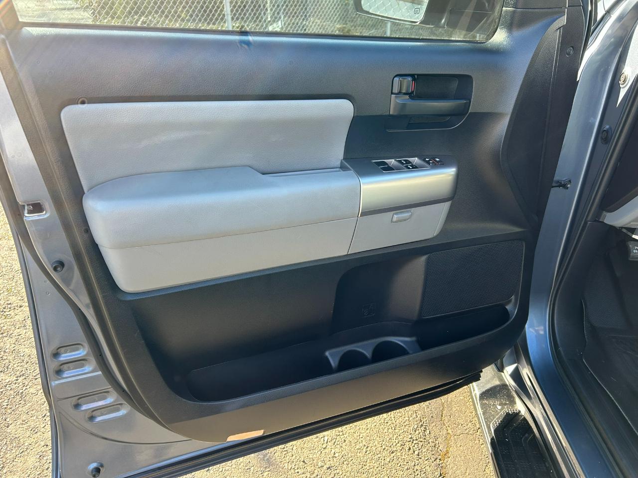 Toyota Sequoia SR5 5.7L 4WD 2018