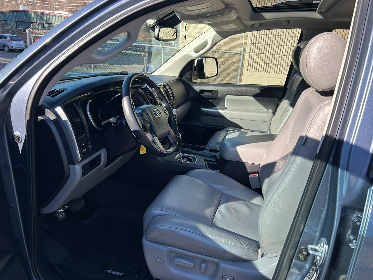 Toyota Sequoia SR5 5.7L 4WD 2018