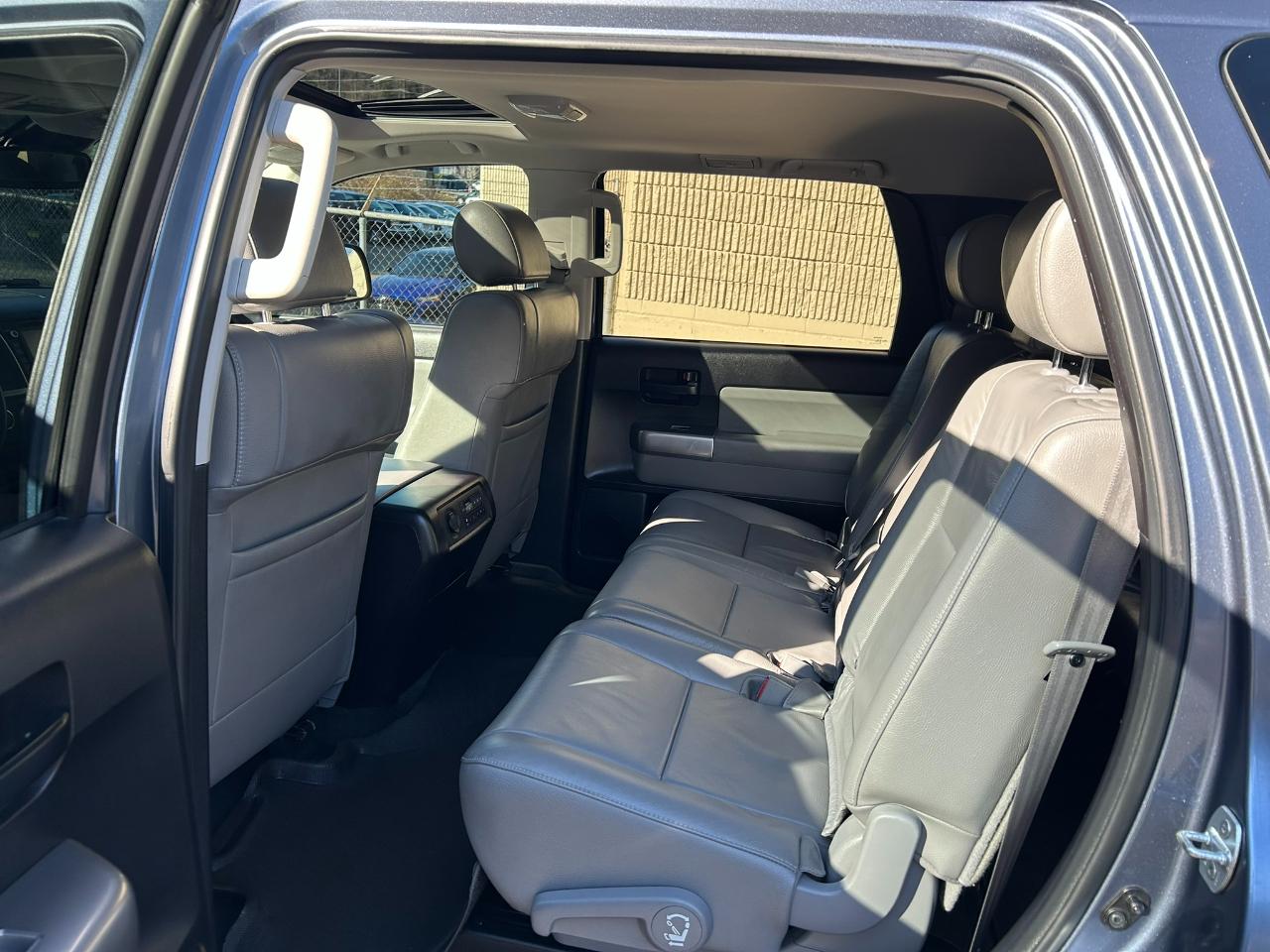 Toyota Sequoia SR5 5.7L 4WD 2018