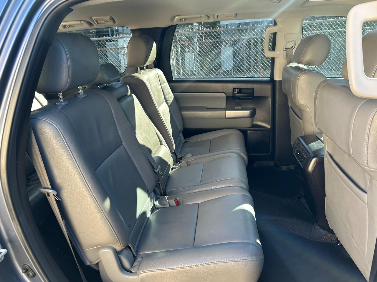 Toyota Sequoia SR5 5.7L 4WD 2018
