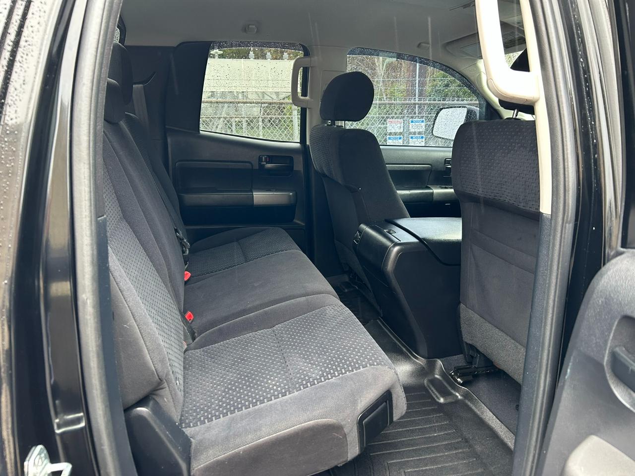 Toyota Tundra Tundra-Grade 5.7L Double Cab 4WD 2010