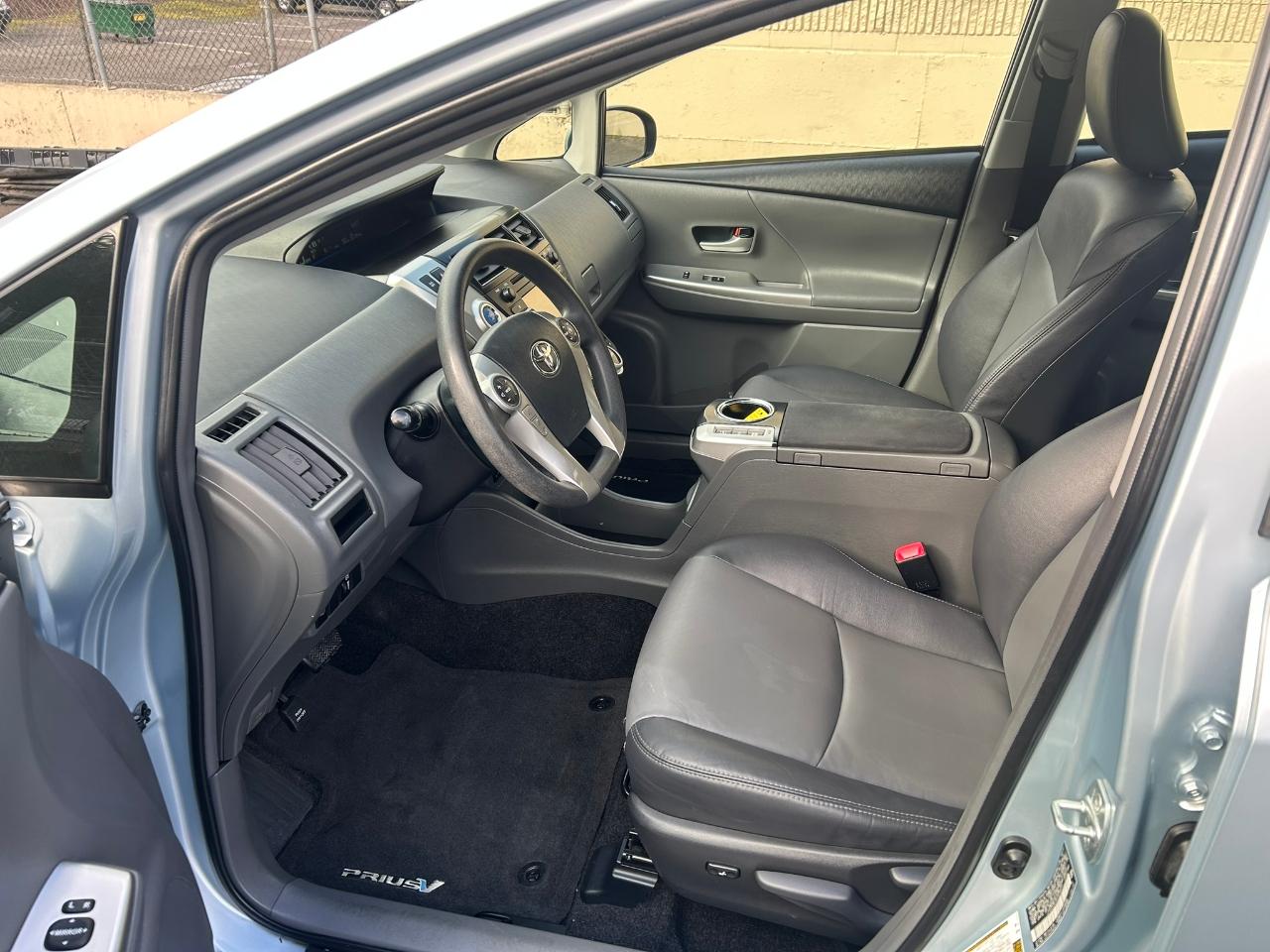 Toyota Prius V Five 2012