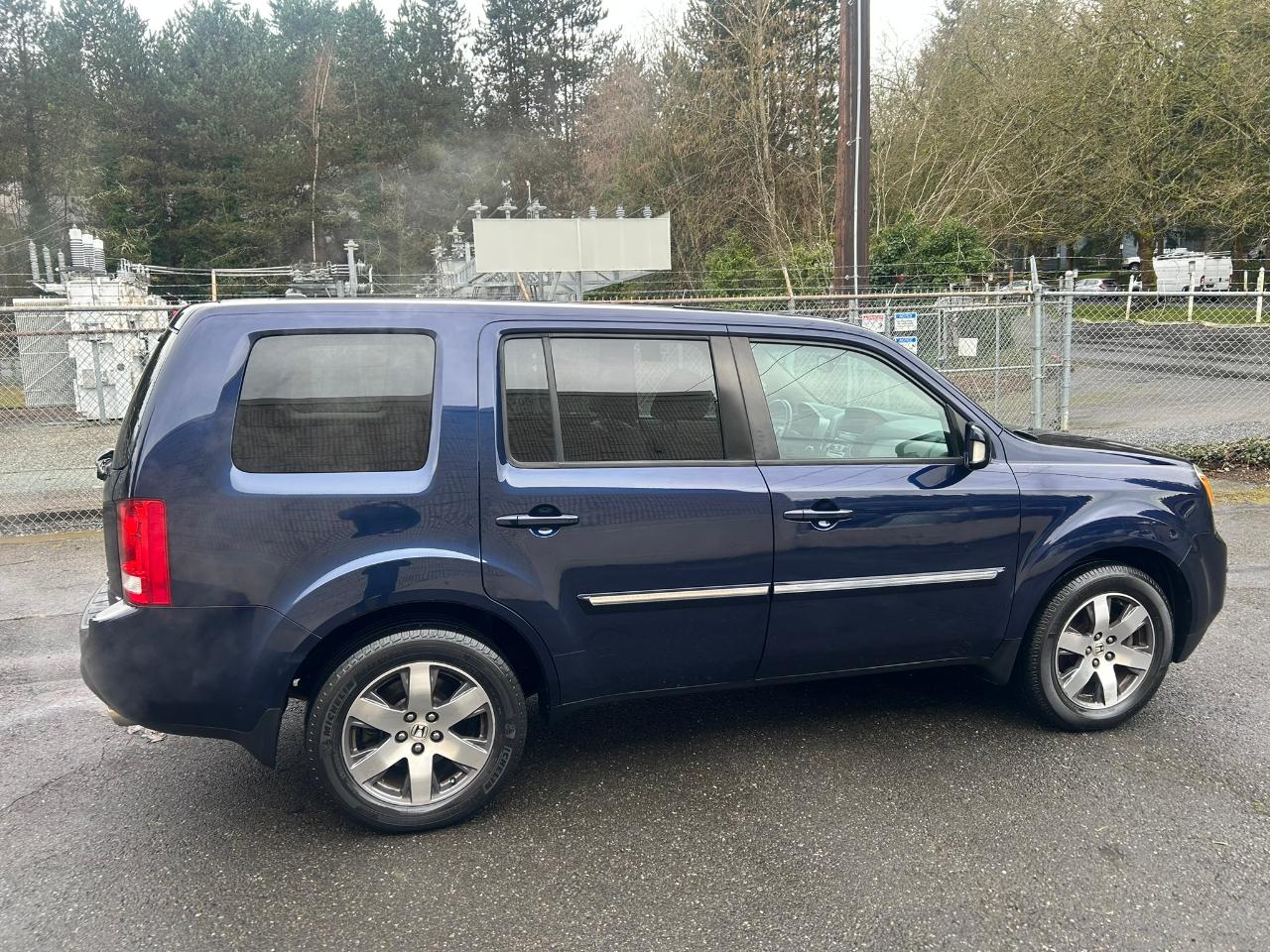 Honda Pilot Touring 4WD 5-Spd AT with DVD 2013