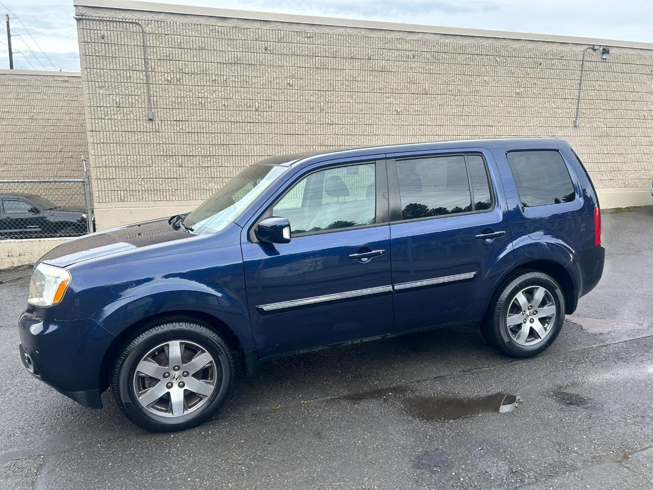 Honda Pilot Touring 4WD 5-Spd AT with DVD 2013