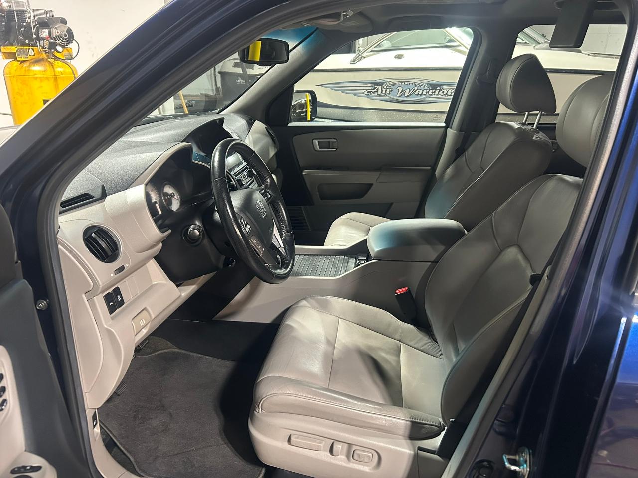 Honda Pilot Touring 4WD 5-Spd AT with DVD 2013