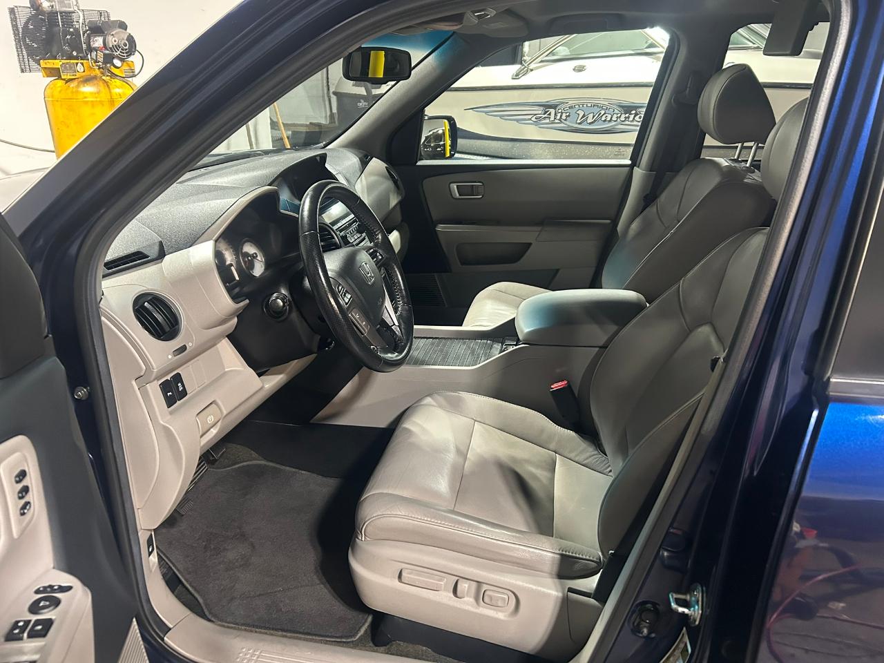 Honda Pilot Touring 4WD 5-Spd AT with DVD 2013