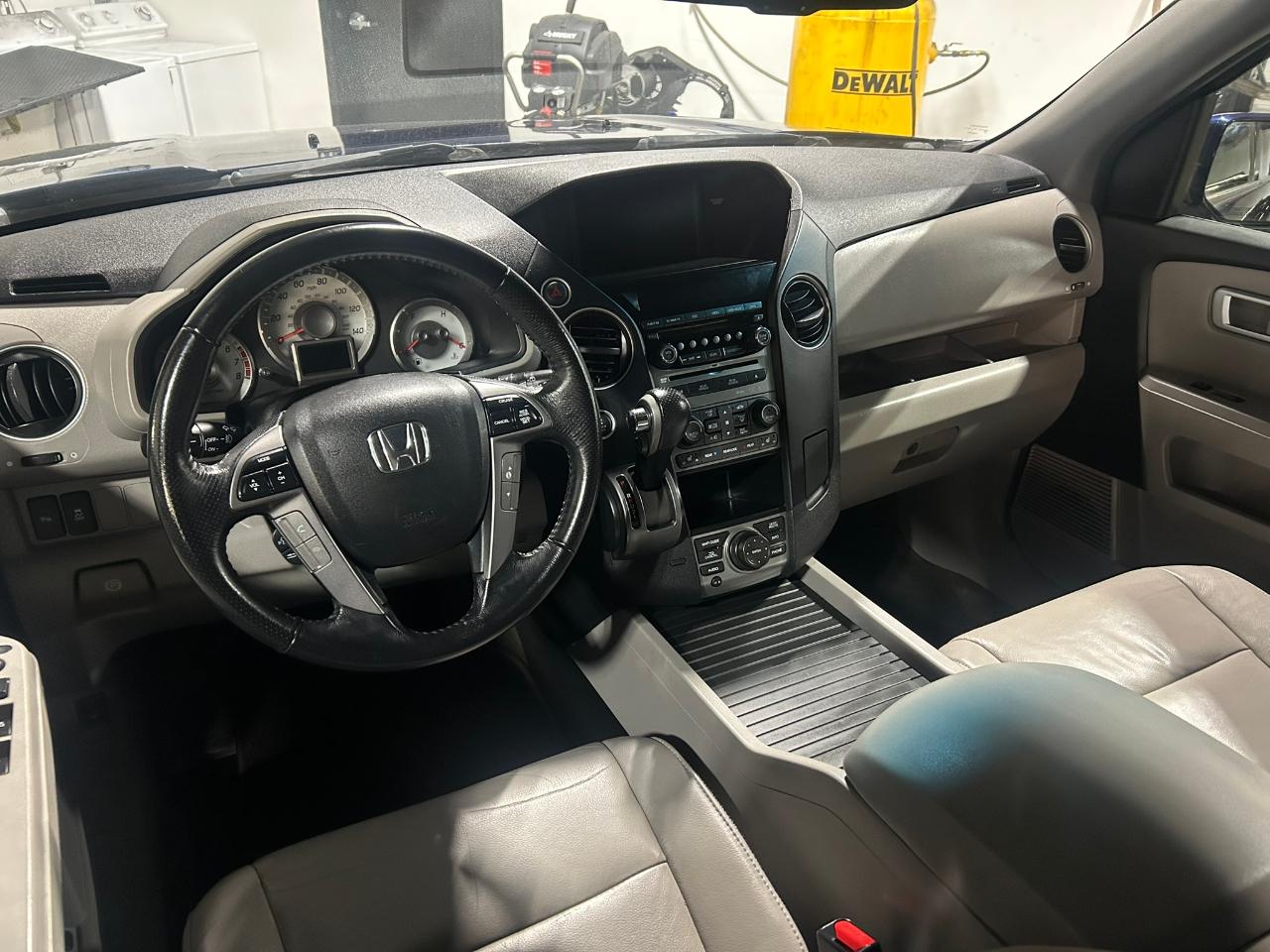 Honda Pilot Touring 4WD 5-Spd AT with DVD 2013