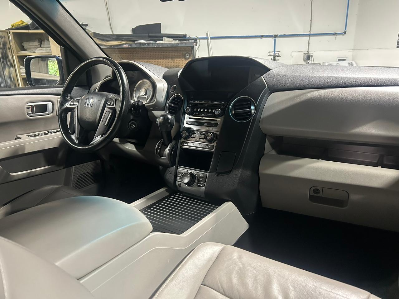 Honda Pilot Touring 4WD 5-Spd AT with DVD 2013