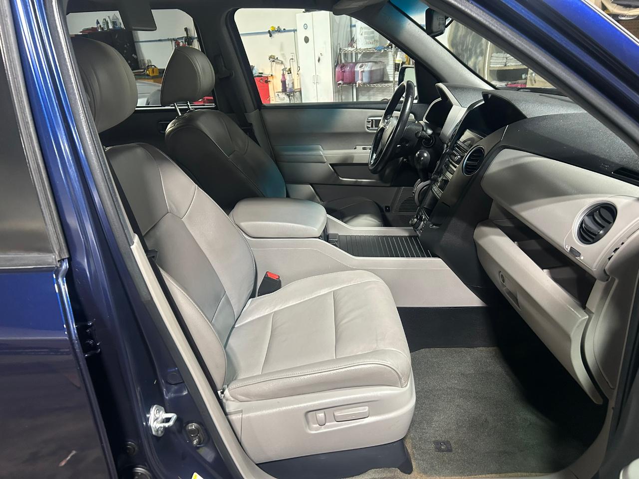 Honda Pilot Touring 4WD 5-Spd AT with DVD 2013