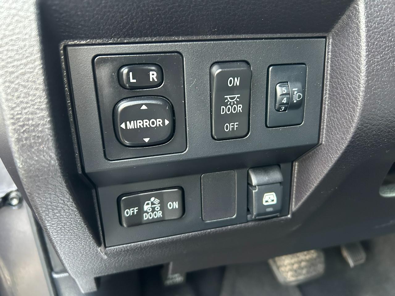 Toyota Tundra Limited 5.7L FFV CrewMax 4WD 2015