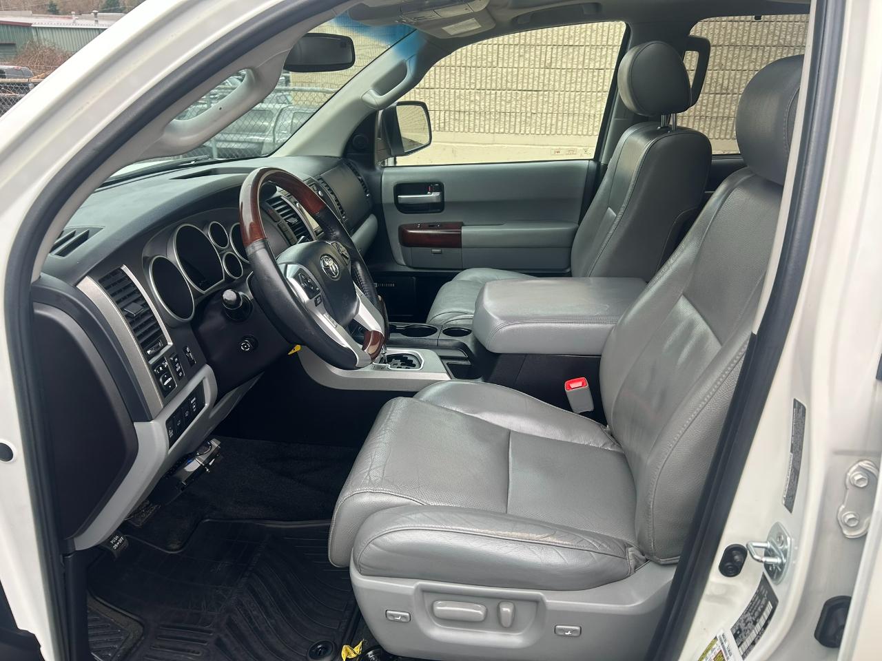 Toyota Sequoia Plantium 4WD FFV 2016