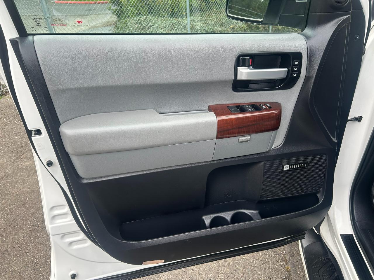 Toyota Sequoia Plantium 4WD FFV 2016