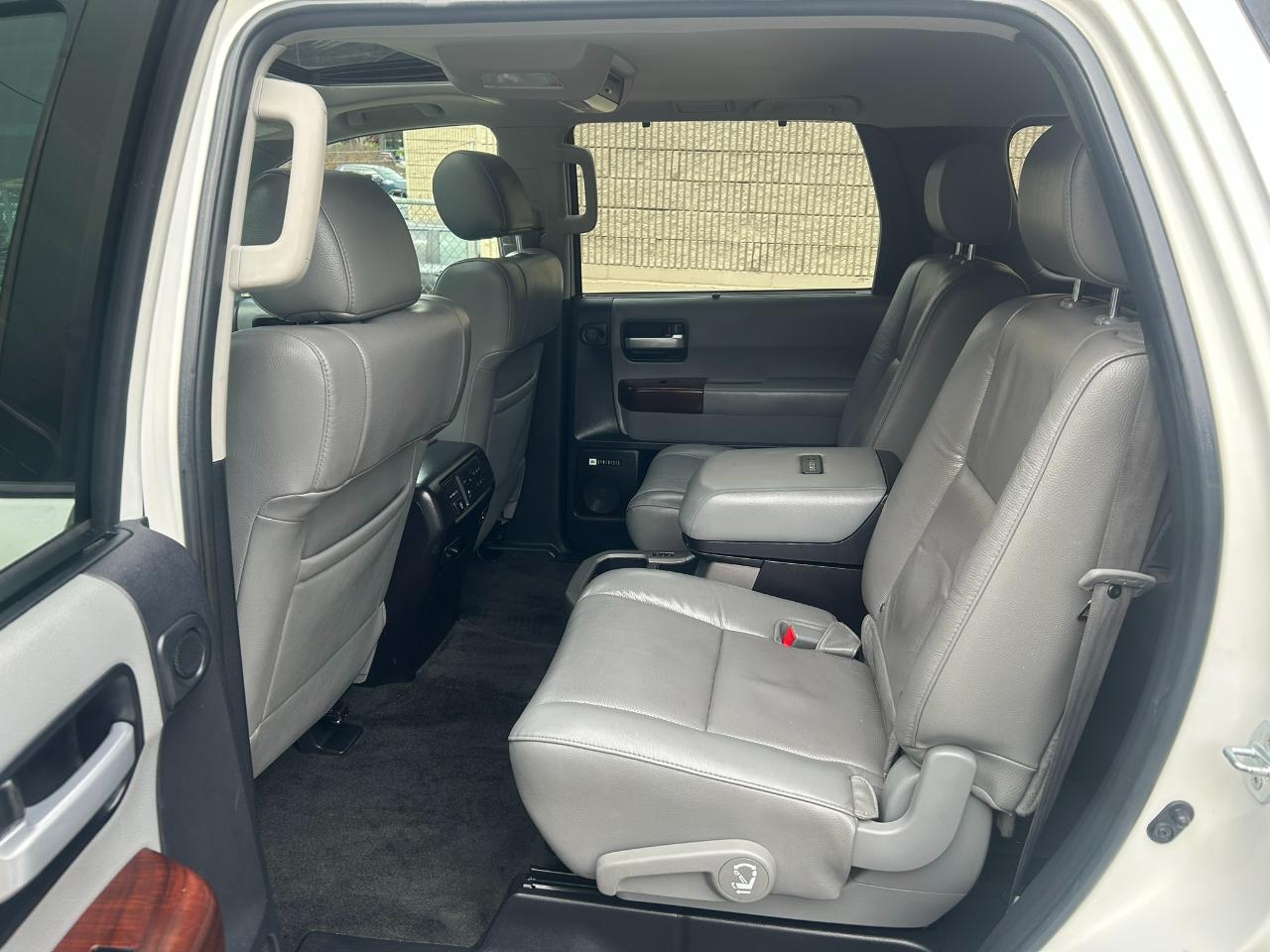 Toyota Sequoia Plantium 4WD FFV 2016
