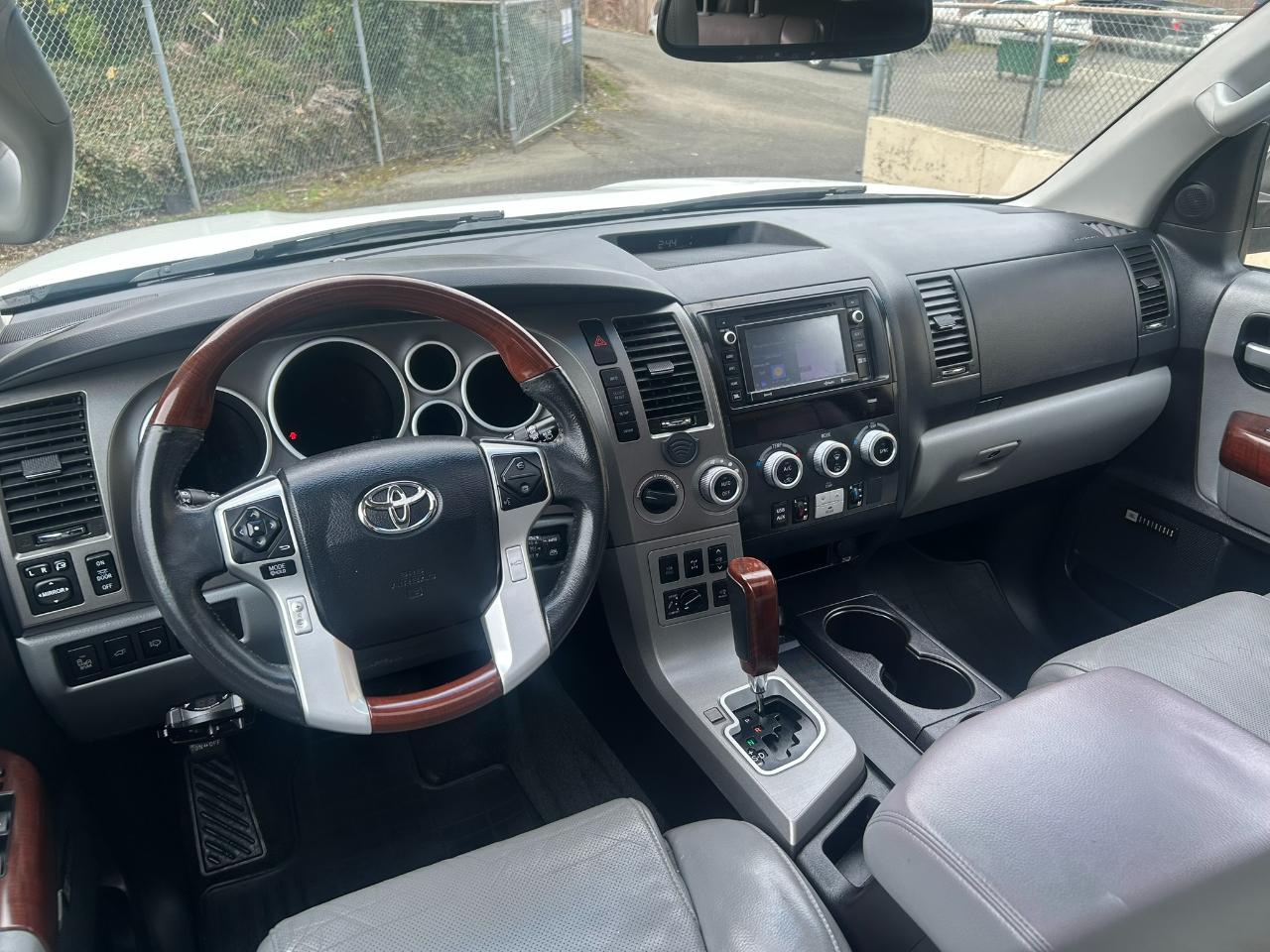 Toyota Sequoia Plantium 4WD FFV 2016