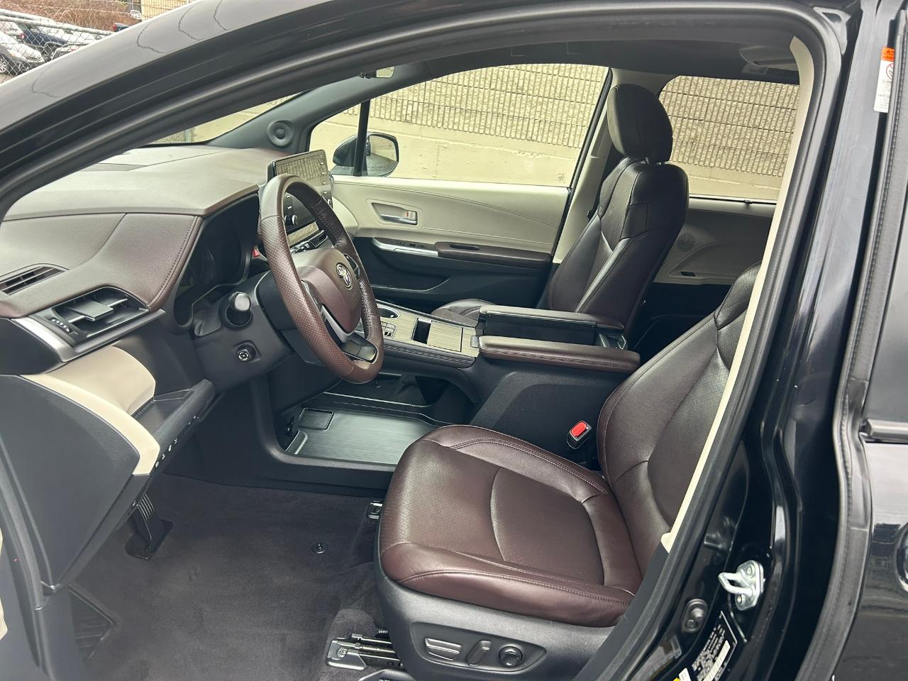 Toyota Sienna Platinum 7-Passenger AWD 2023