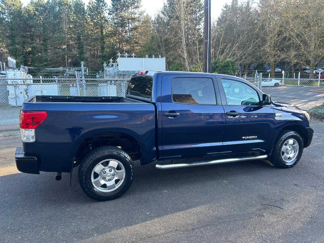 Toyota Tundra Tundra-Grade CrewMax 5.7L 4WD 2012