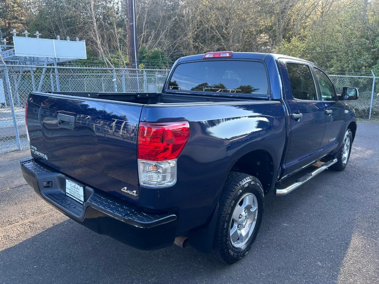 Toyota Tundra Tundra-Grade CrewMax 5.7L 4WD 2012