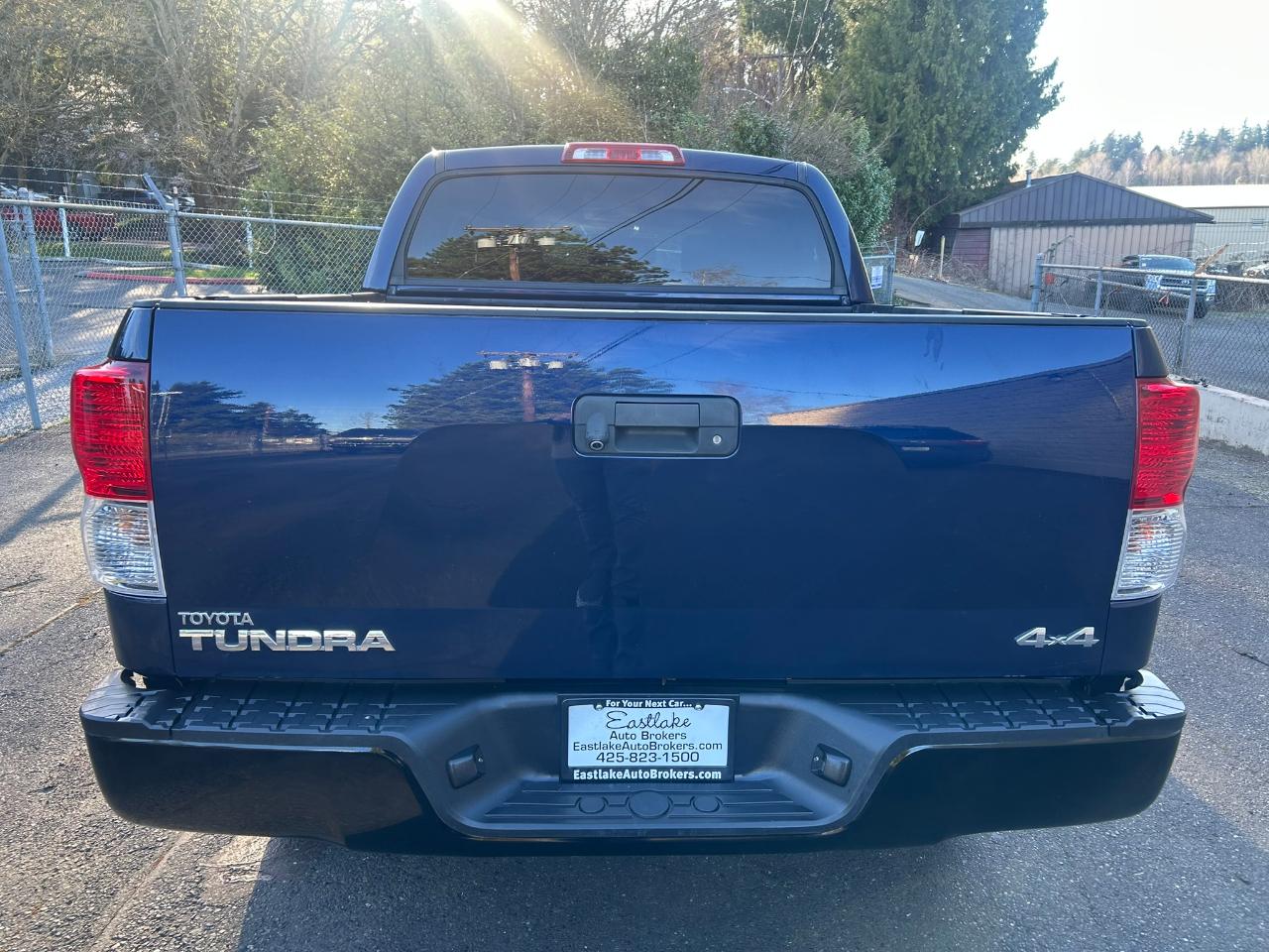 Toyota Tundra Tundra-Grade CrewMax 5.7L 4WD 2012