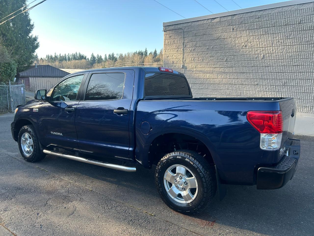 Toyota Tundra Tundra-Grade CrewMax 5.7L 4WD 2012
