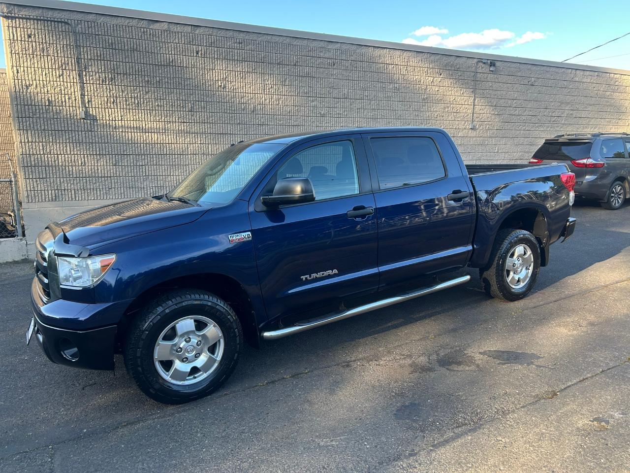 Toyota Tundra Tundra-Grade CrewMax 5.7L 4WD 2012