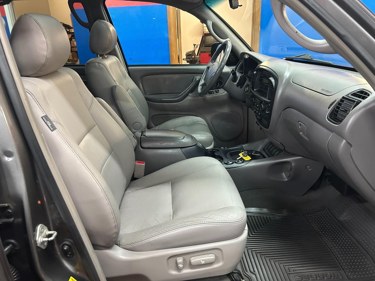 Toyota Sequoia SR5 4WD 2006