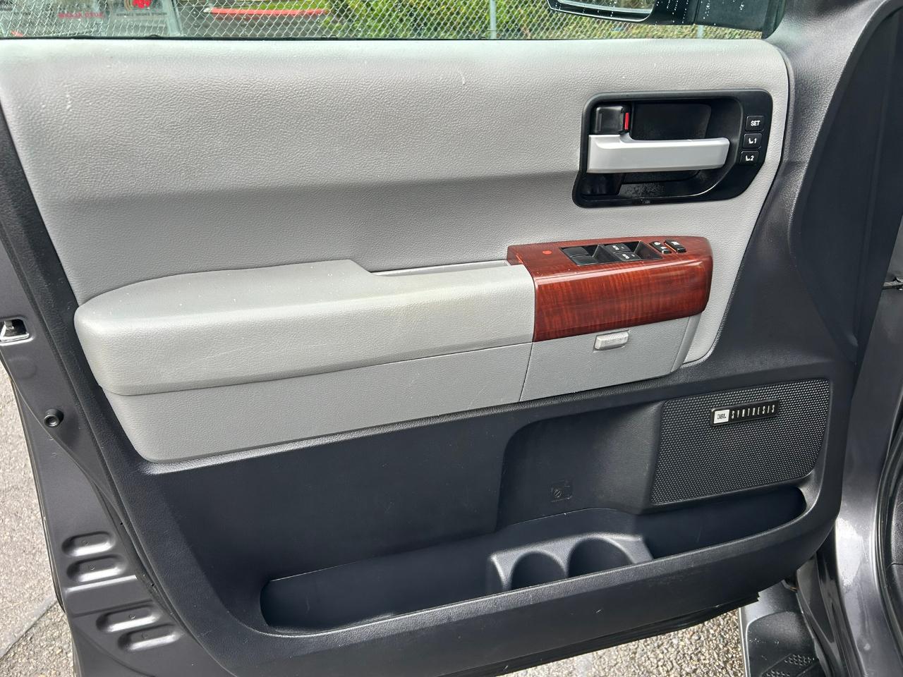 Toyota Sequoia Platinum 4WD FFV 2015