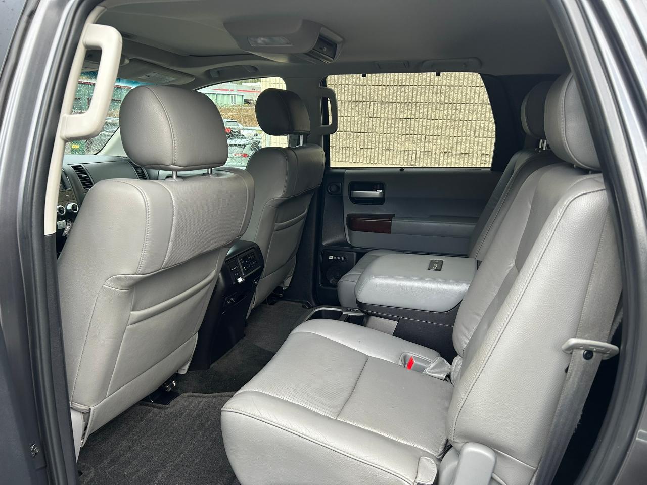 Toyota Sequoia Platinum 4WD FFV 2015