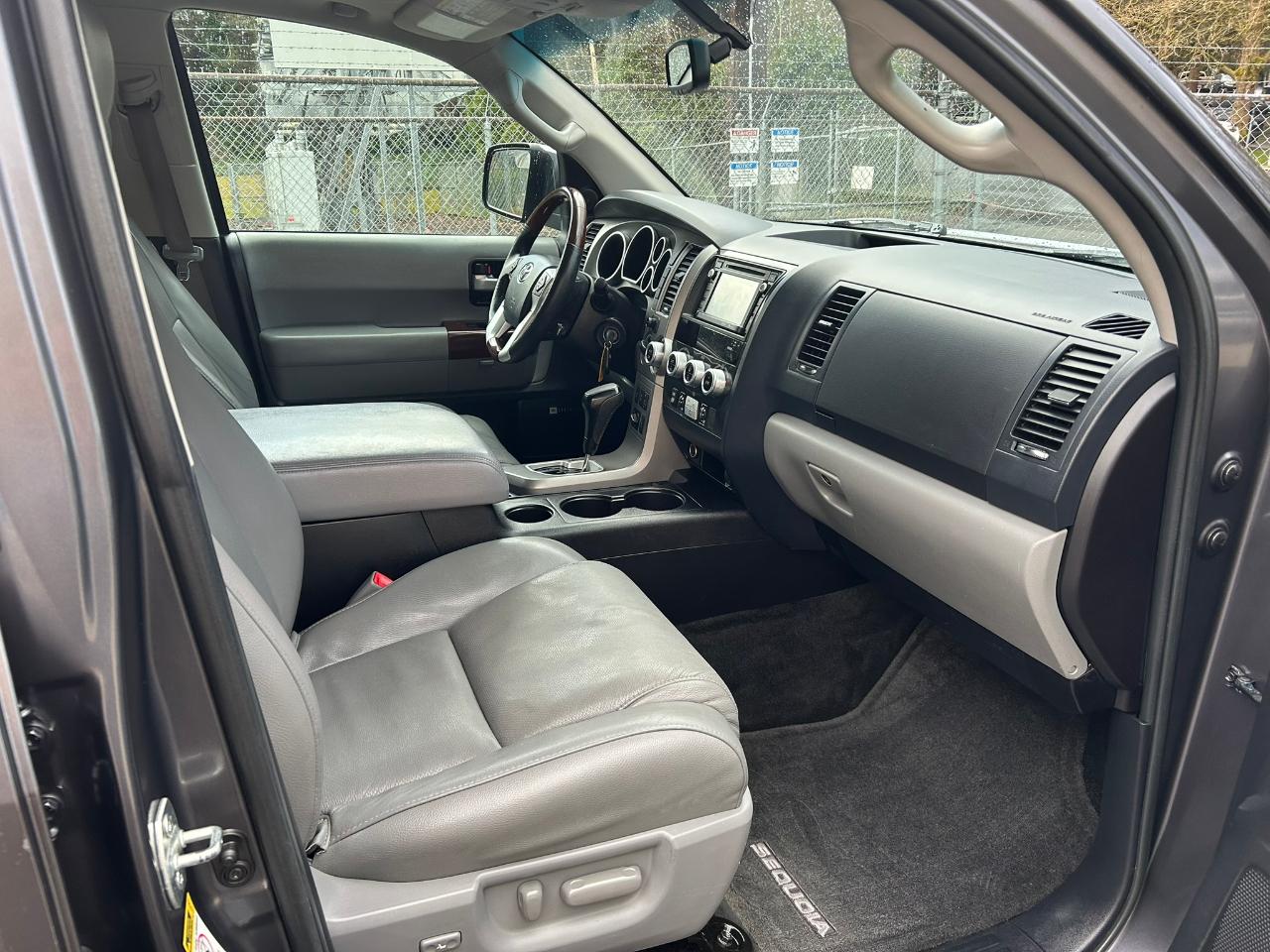 Toyota Sequoia Platinum 4WD FFV 2015