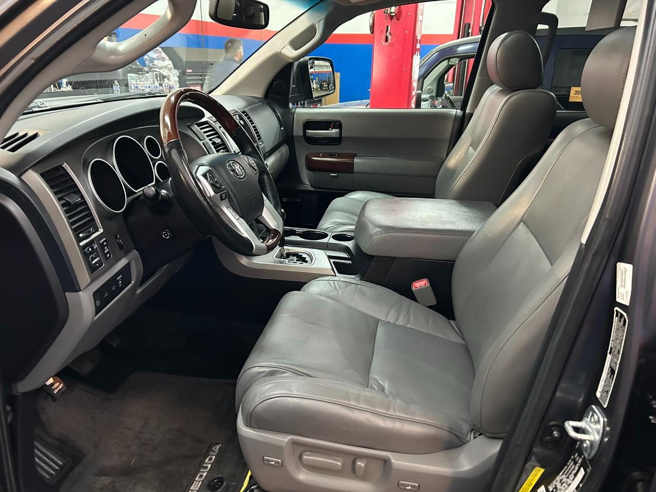 Toyota Sequoia Platinum 4WD FFV 2015