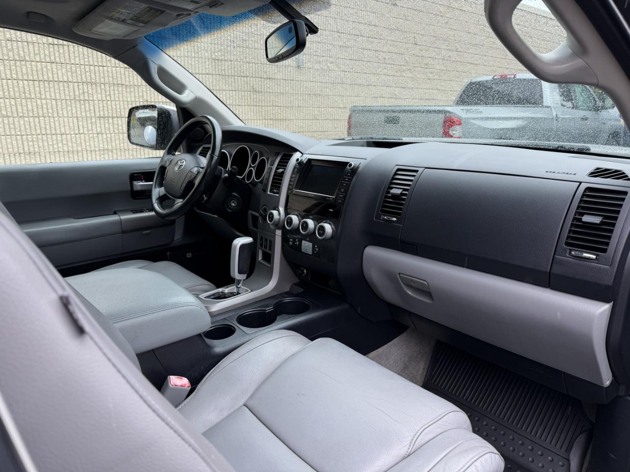 Toyota Sequoia Limited 4WD 2010