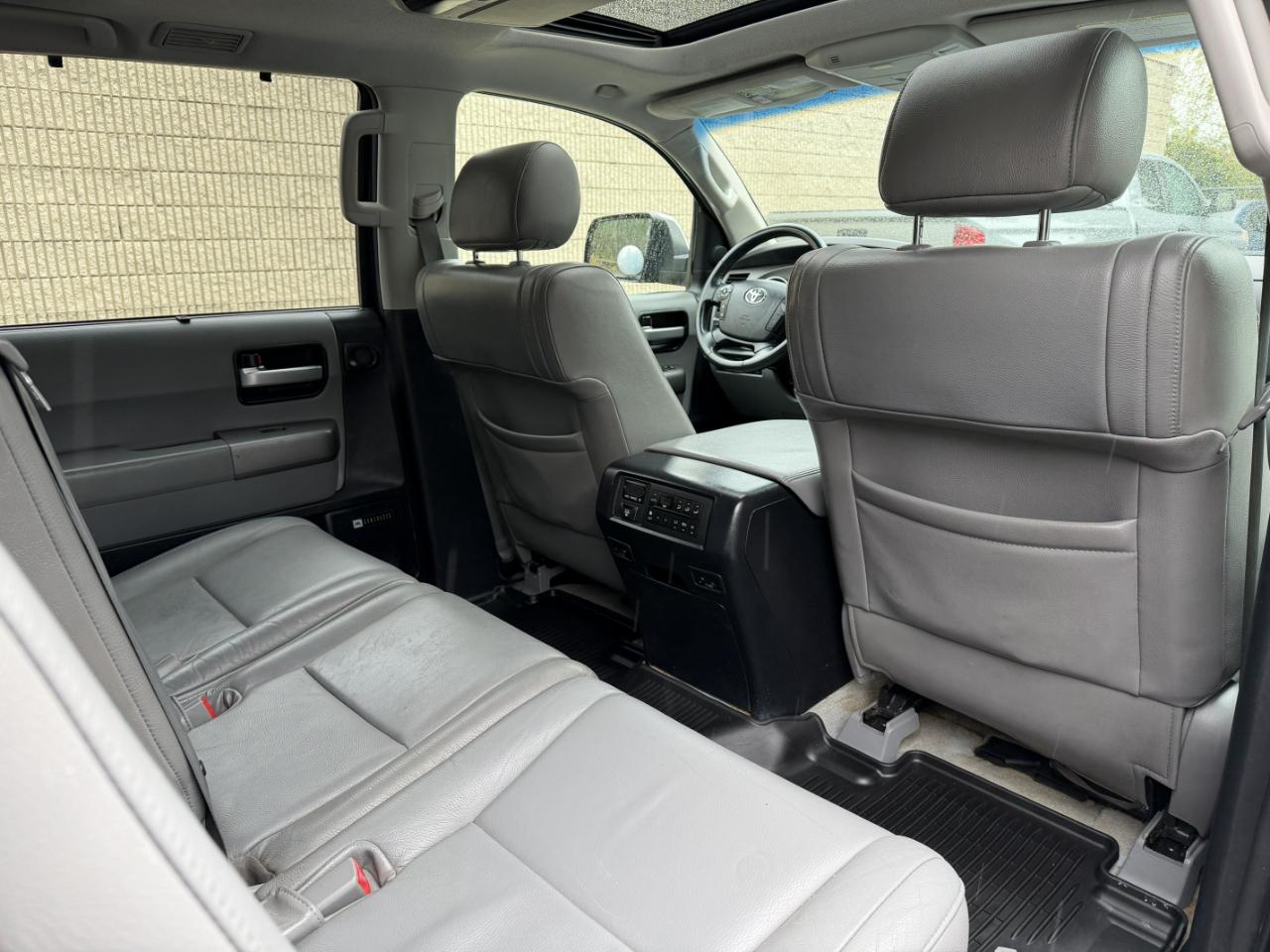 Toyota Sequoia Limited 4WD 2010