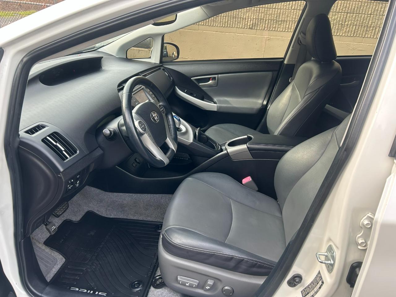 Toyota Prius Prius V 2012