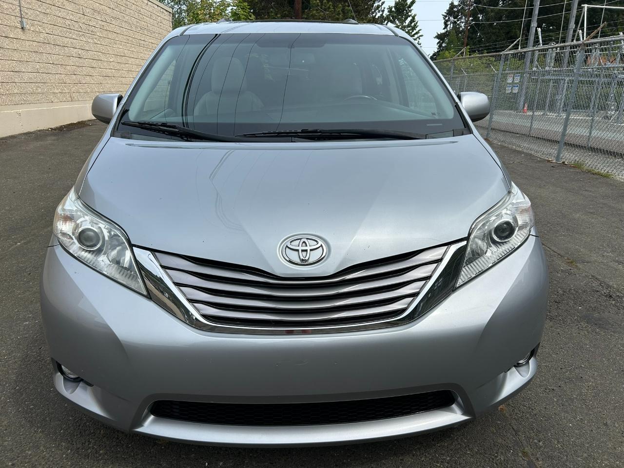 Toyota Sienna XLE AWD 7-Passenger V6 2015