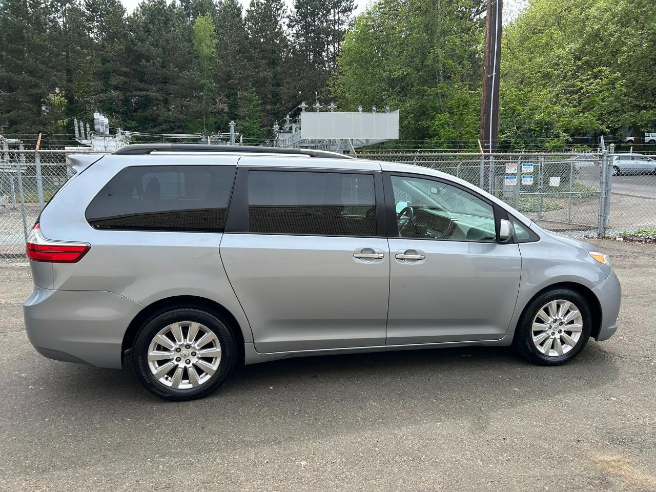 Toyota Sienna XLE AWD 7-Passenger V6 2015