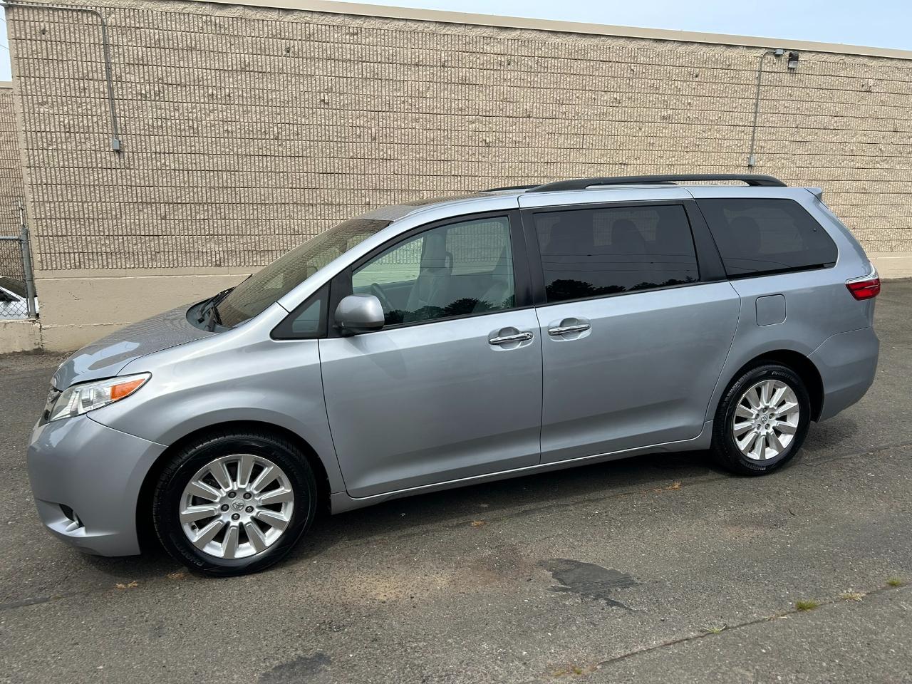 Toyota Sienna XLE AWD 7-Passenger V6 2015