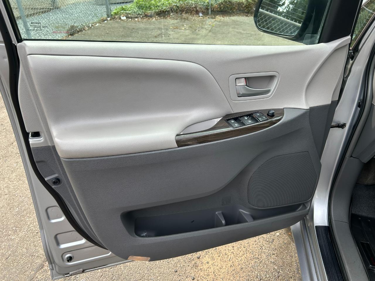 Toyota Sienna XLE AWD 7-Passenger V6 2015