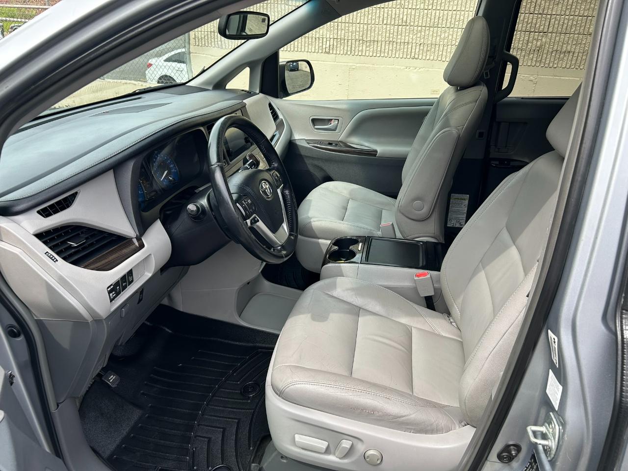 Toyota Sienna XLE AWD 7-Passenger V6 2015