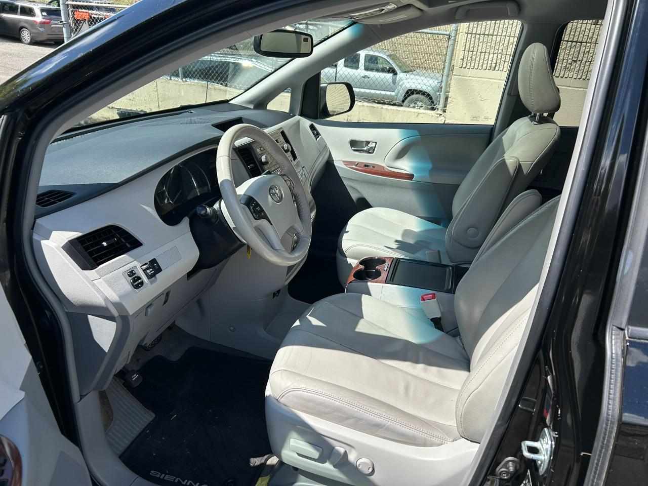 Toyota Sienna XLE AWD 7-Passenger V6 2014