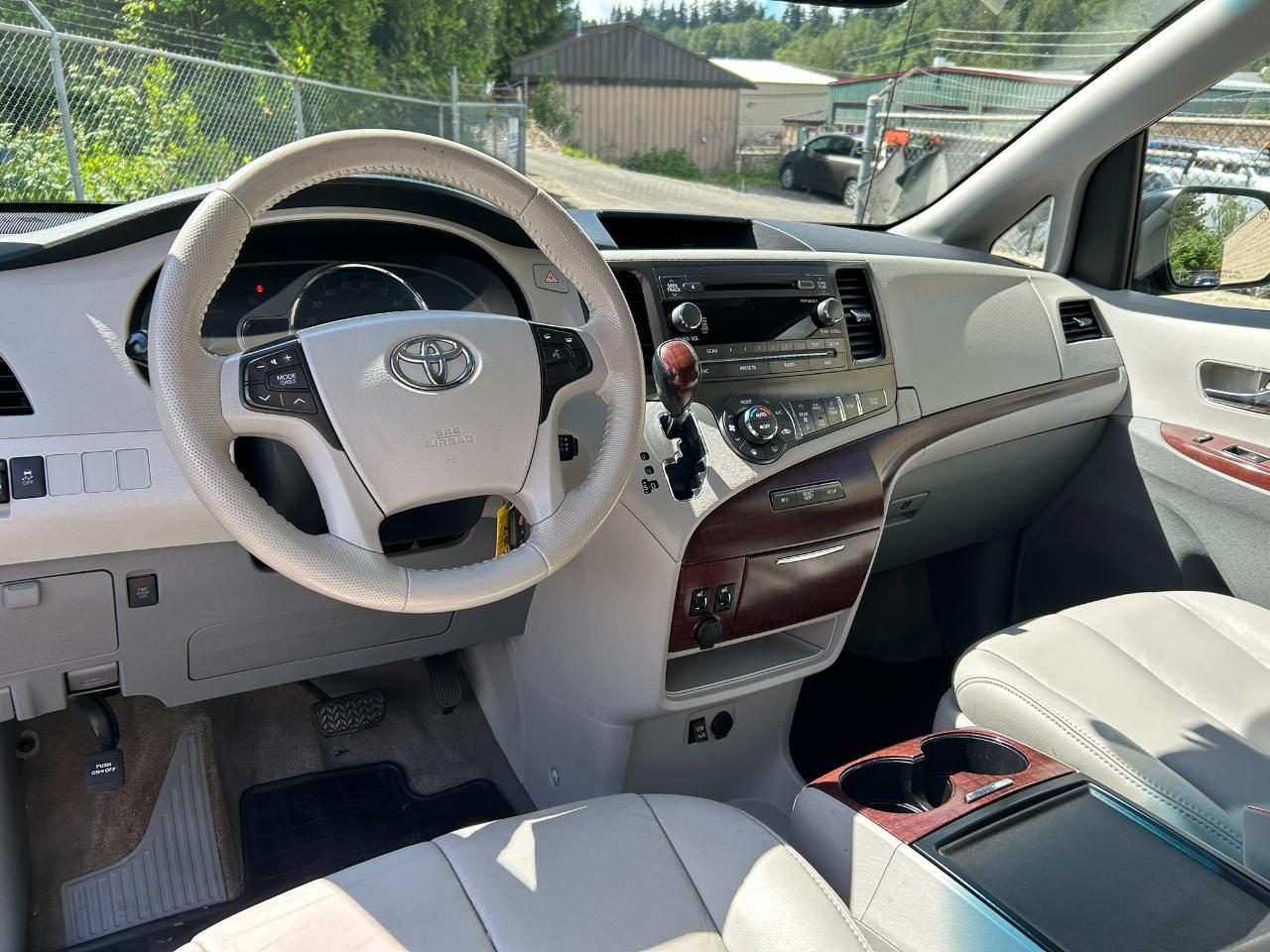 Toyota Sienna XLE AWD 7-Passenger V6 2014