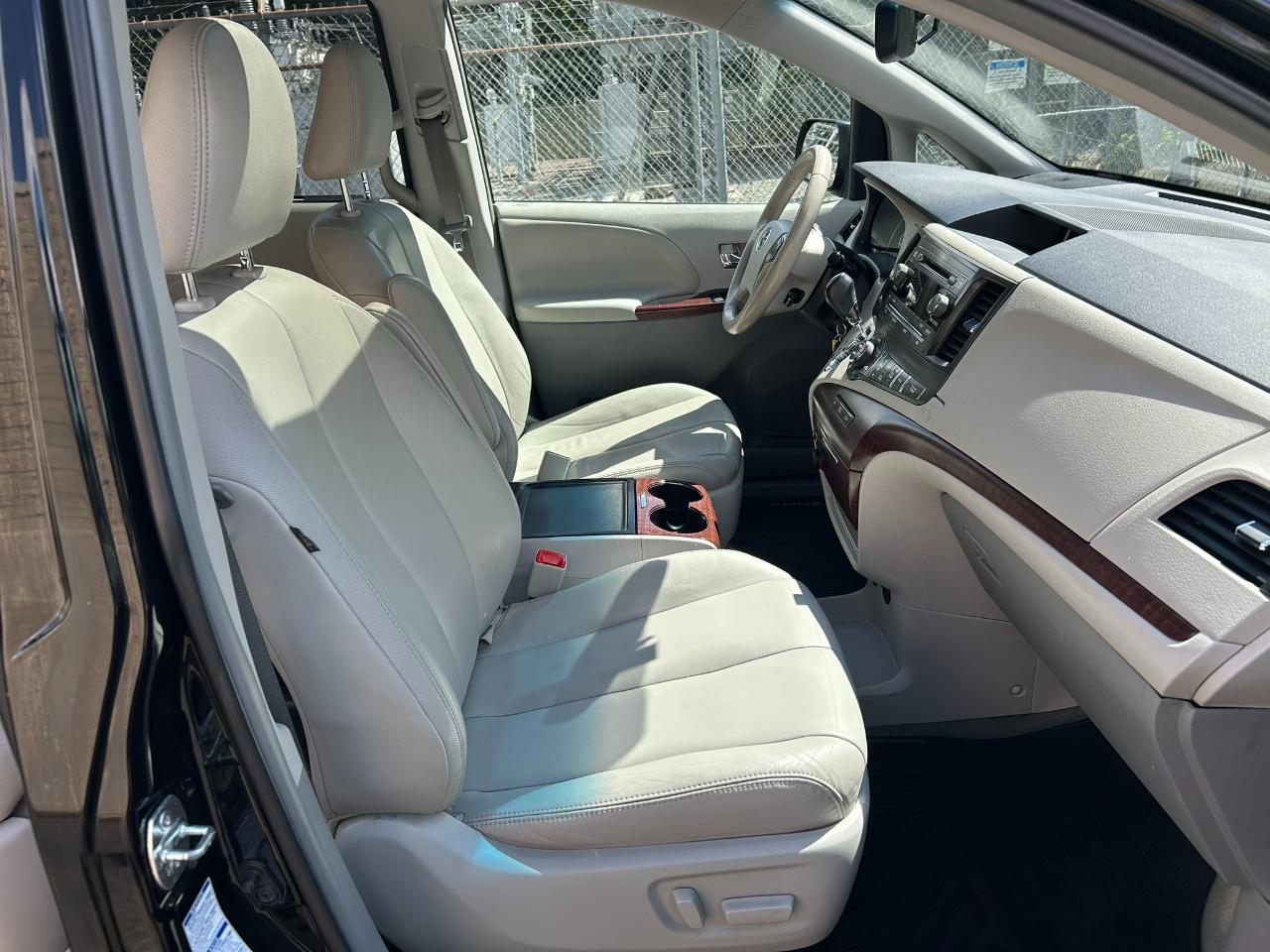 Toyota Sienna XLE AWD 7-Passenger V6 2014