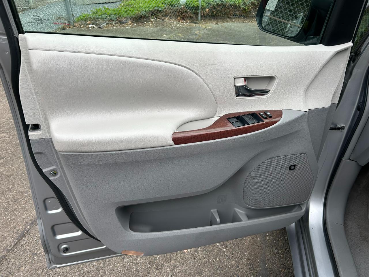 Toyota Sienna  2011