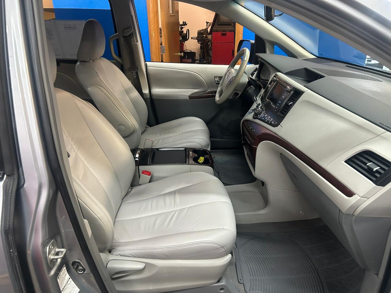 Toyota Sienna  2011