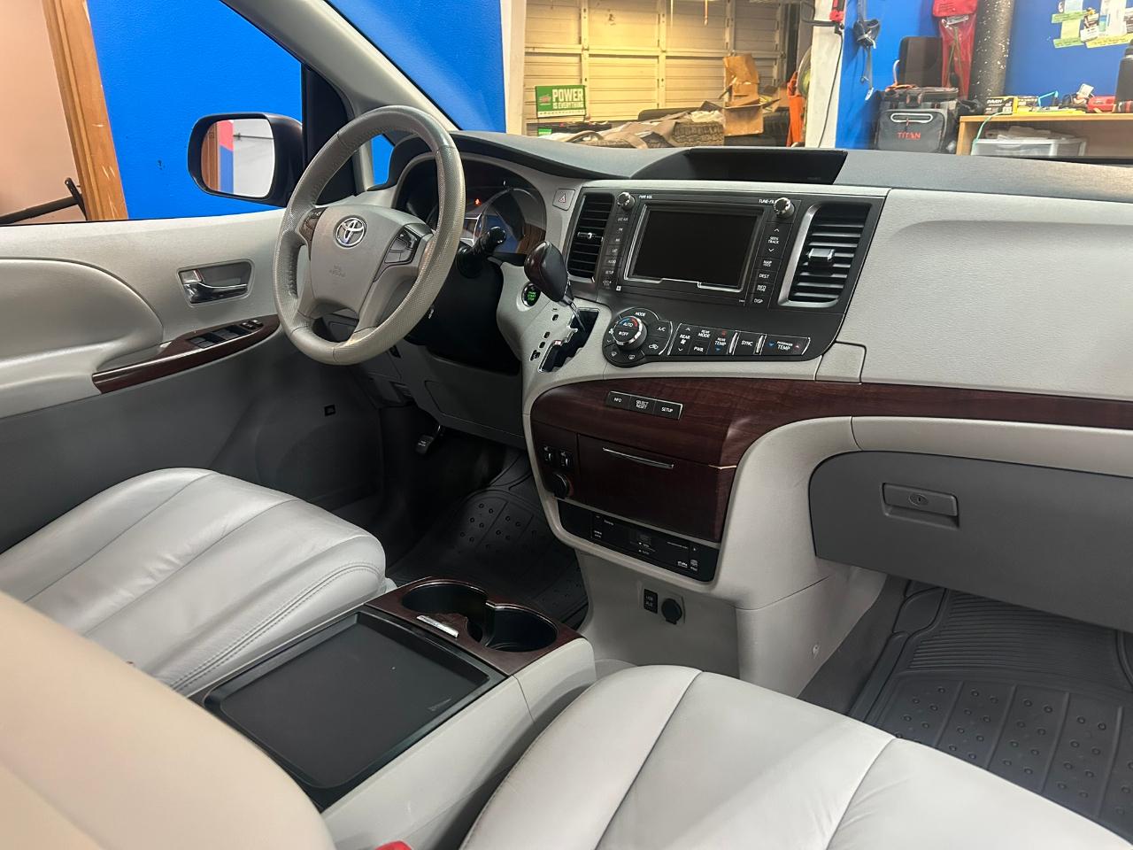 Toyota Sienna  2011