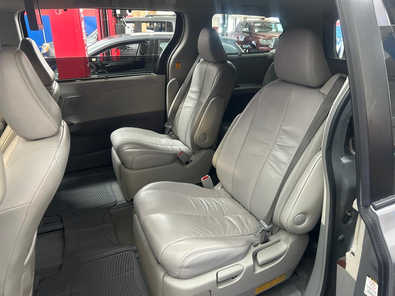 Toyota Sienna  2011